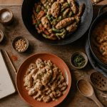 Plat a base de poulet présenté sur une grande table