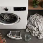 Avis lave linge séchant : buanderie compacte et linge humide en cours de séchage
