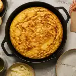 Recette en espagnol tortilla de patatas fondante, poêle en fonte