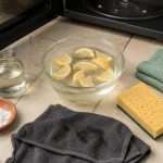 Nettoyage micro onde avec vapeur de citron et vinaigre blanc, bol d’eau dans le micro-ondes