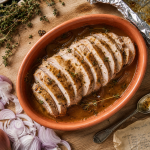 Recette filet de dinde au four moelleux : filet tranché, jus aux échalotes