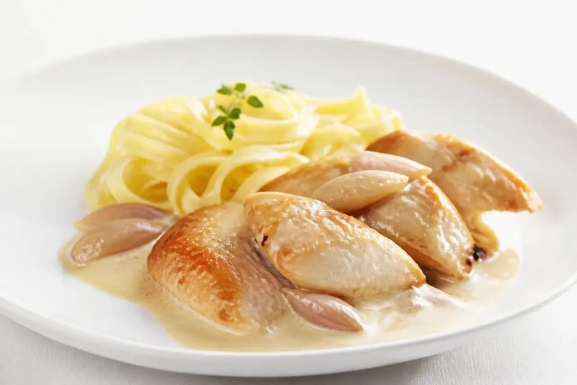 Recette sot l y laisse de dinde au vin blanc en assiette blanche avec sauce crémeuse